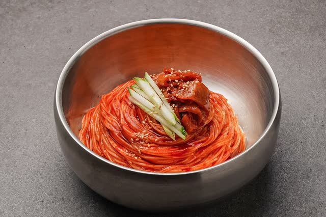 김치 비빔국수 한 그릇